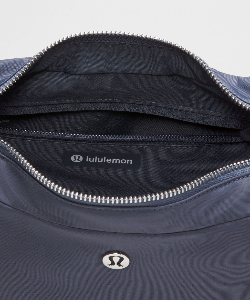City Essentials Shoulder Bag 4L